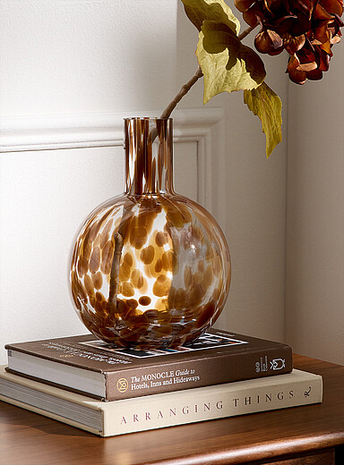 Le vase globe tachet&eacute;