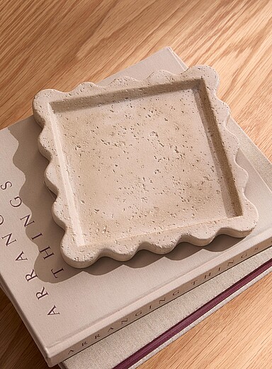Wavy edge concrete tray