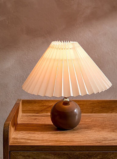 Pleated lampshade ceramic table lamp