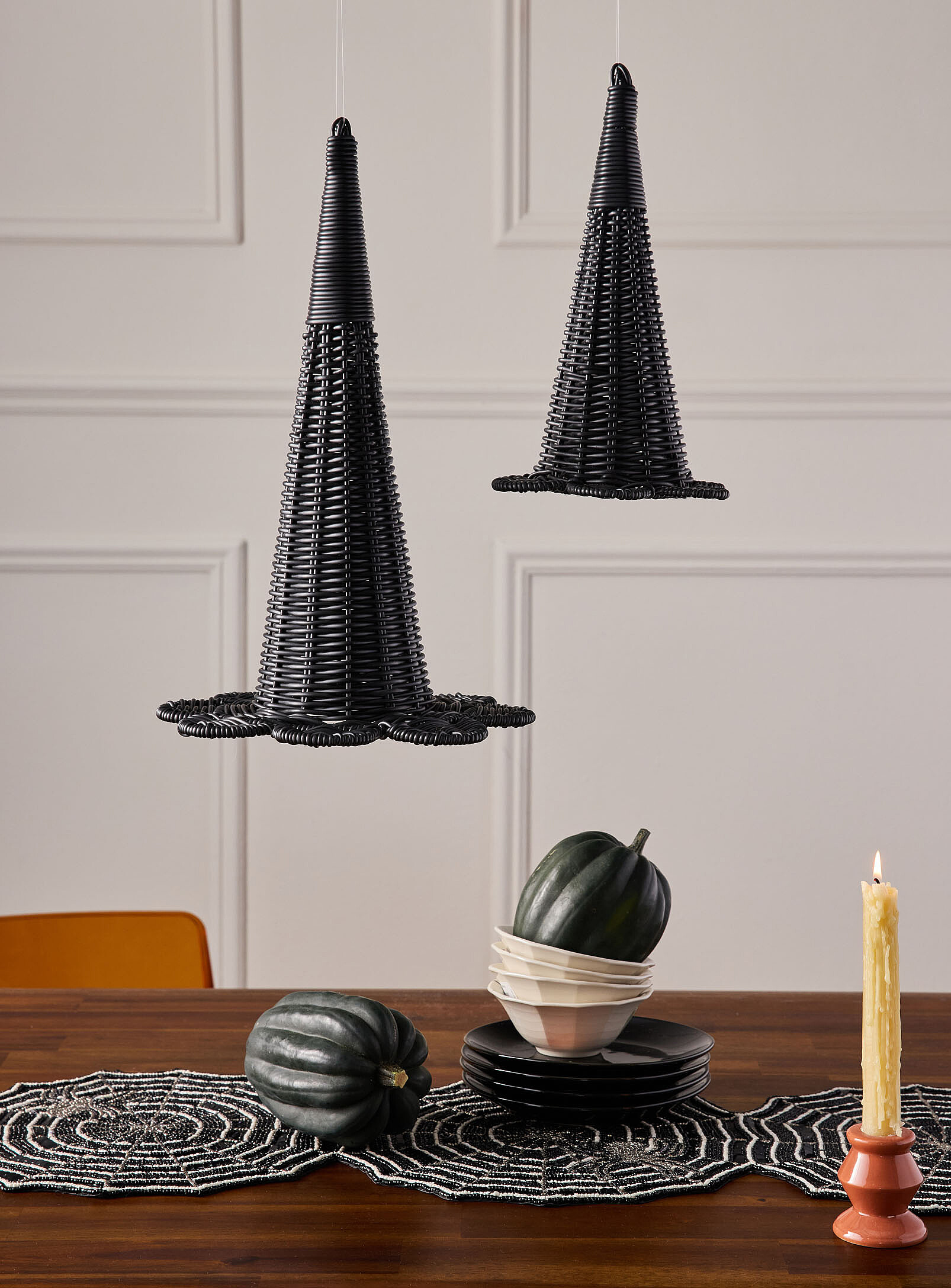 Le chapeau de sorcière décoratif effet rotin