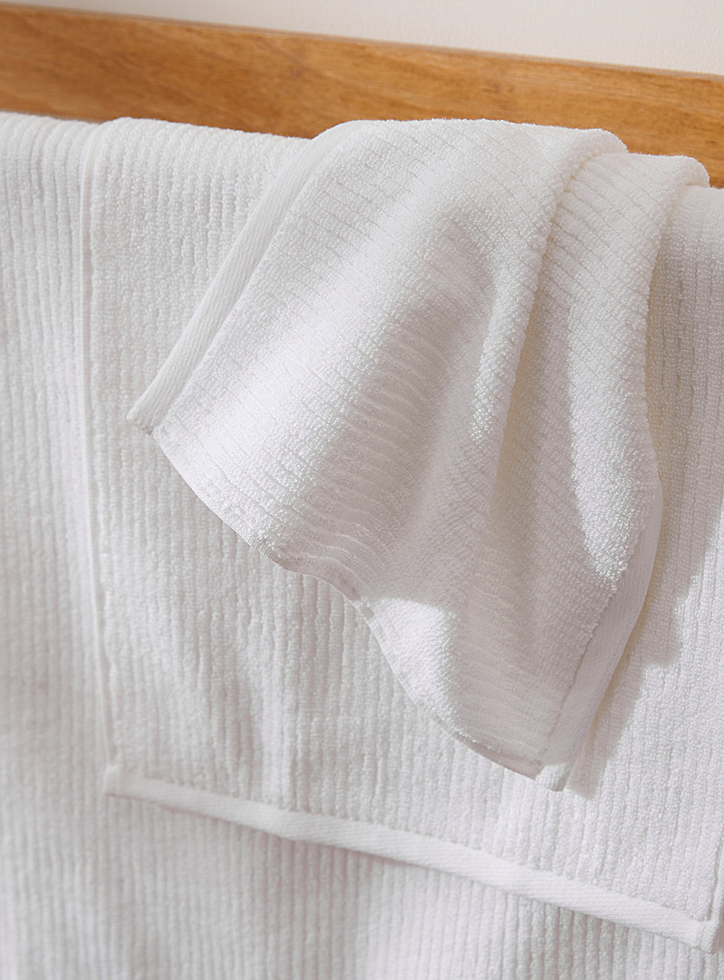 Simons Maison: Les serviettes coton et modal Ultradouces et moelleuses, texture rainur&eacute;e Gris clair