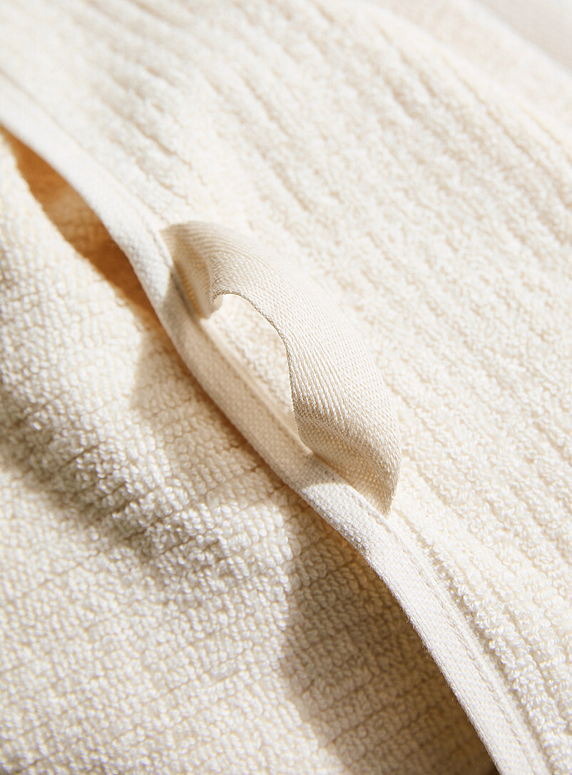 Simons Maison: Les serviettes coton et modal Ultradouces et moelleuses, texture rainur&eacute;e Gris clair