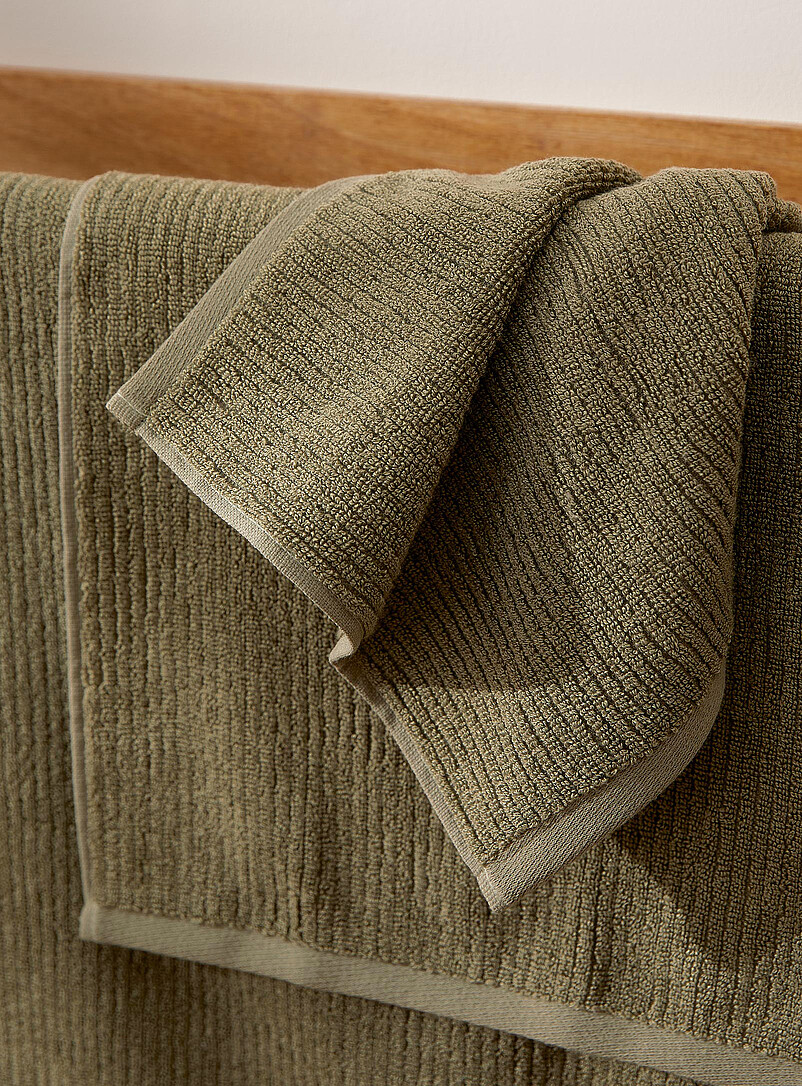 Simons Maison: Les serviettes coton et modal Ultradouces et moelleuses, texture rainur&eacute;e Gris clair