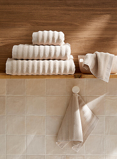Textured cotton towels Soft and absorbent, wide waves