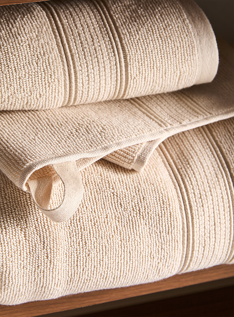 Simons Maison: Les serviettes coton biologique Absorbantes et r&eacute;sistantes, texture boucl&eacute;e Blanc cass&eacute;