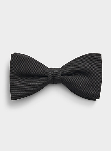 Satiny twill bow tie