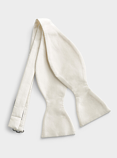 Blick Off White Solid satiny bow tie for men