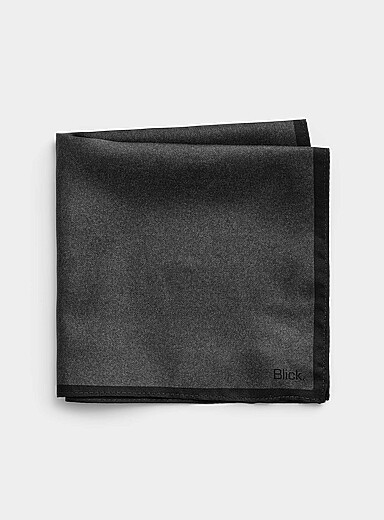 La pochette pure soie unie avec bordure