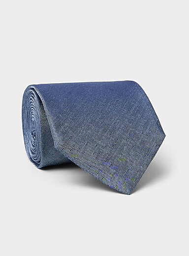 Satiny piqu&eacute; tie