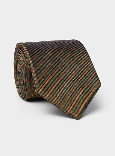 Diagonal-stripe tie
