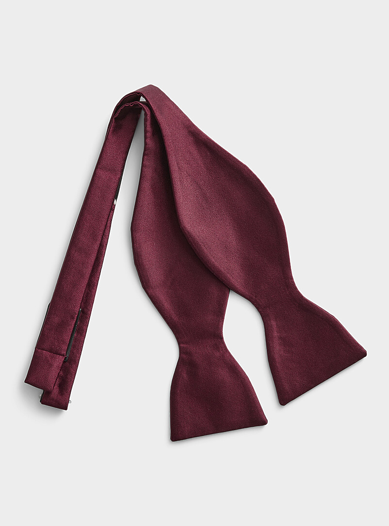 Solid satiny bow tie product image (primary)