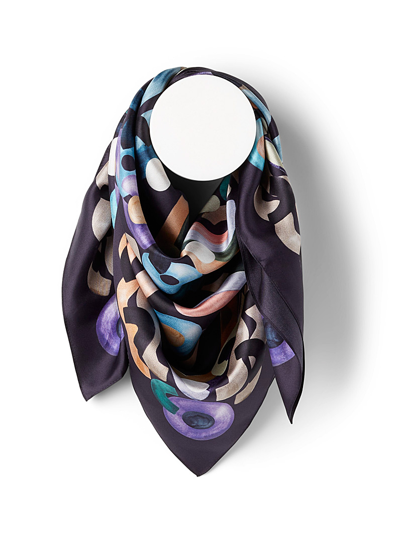 Echo Design: Le foulard de soie volutes aquarelle Noir à motifs pour femme