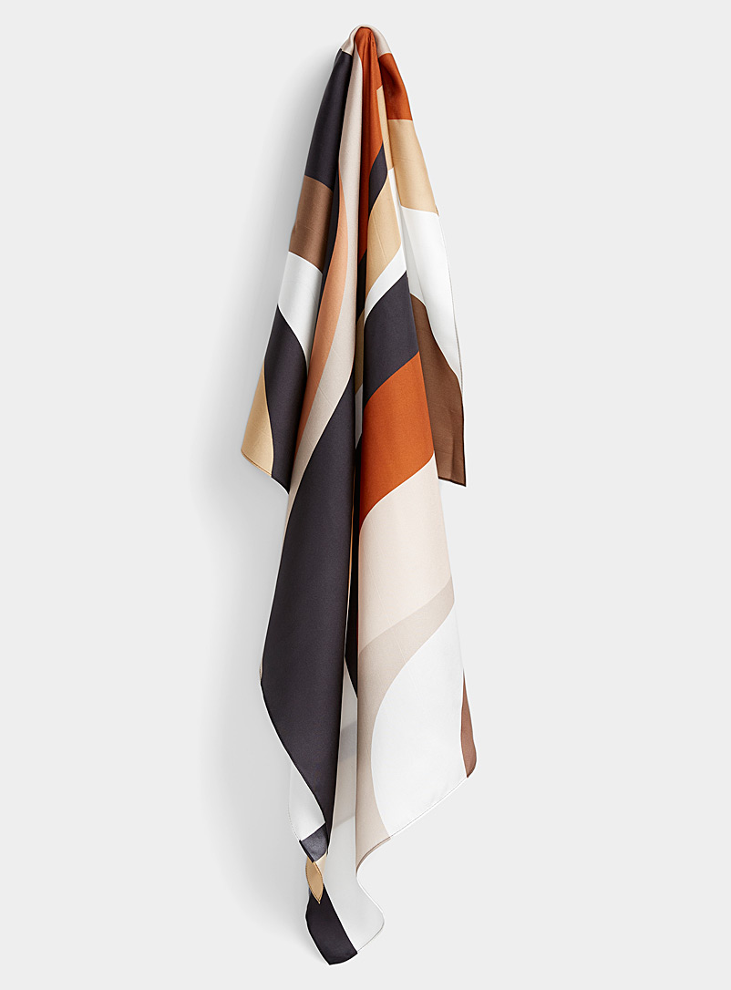 Echo Design: Le foulard pure soie vagues du désert Noir à motifs pour femme