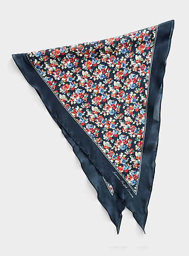 Le foulard fleurs d&eacute;licates pure soie