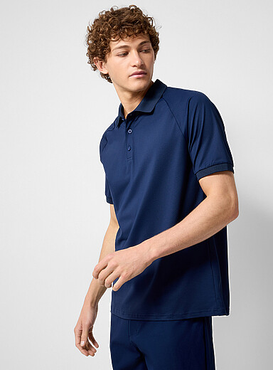 Le polo de golf respirant texture hachur&eacute;e