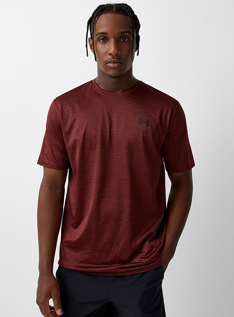 Under Armour: Le t-shirt logo enduit arrière Rouge foncé-vin-rubis pour homme