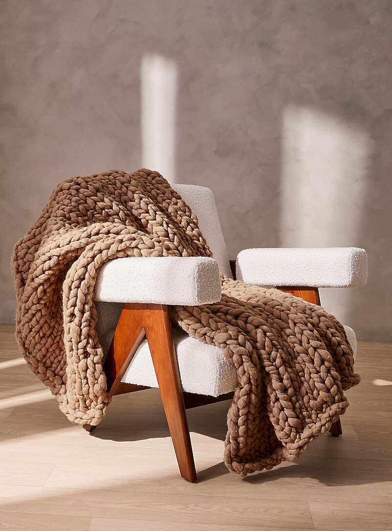 2242000 Thick knit wool taupe throw 125 x 140 cm | Simons Maison | Throw ...