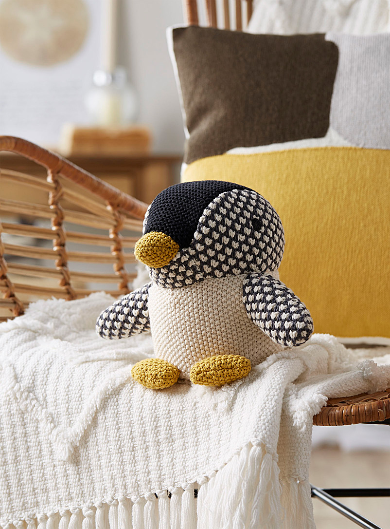 Simons Maison: Le coussin pingouin en tricot 11 x 8 po Assorti