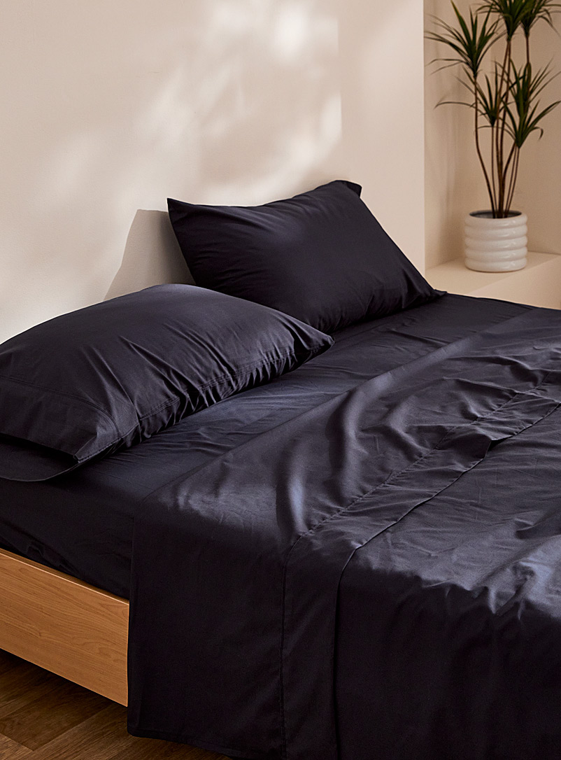 Simons Maison Navy/Midnight Blue Solid percale plus sheet 200-thread-count Fits mattresses up to 15 in