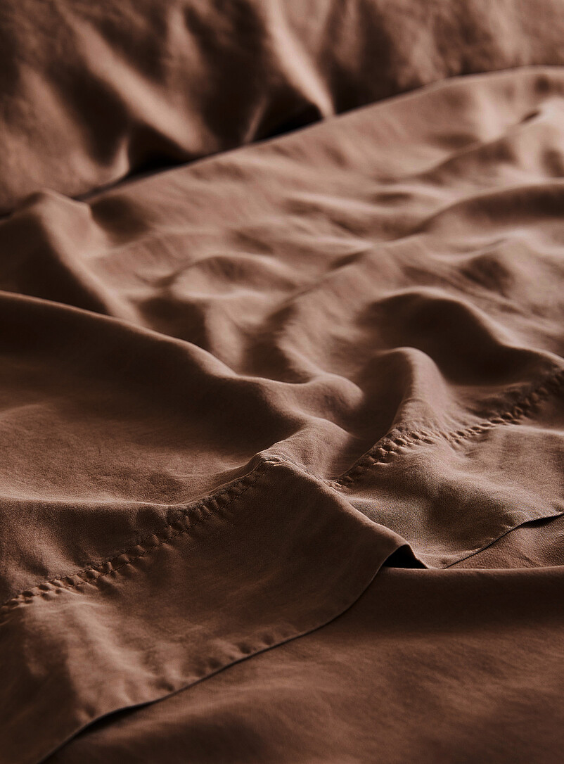 Simons Maison: L'ensemble draps lyocell d&eacute;lav&eacute; Pour matelas jusqu'&agrave; 16 po Brun