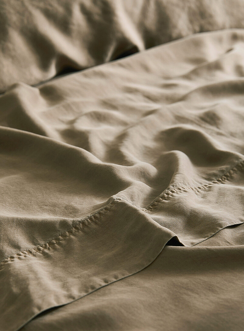 Simons Maison: L'ensemble draps lyocell d&eacute;lav&eacute; Pour matelas jusqu'&agrave; 16 po Brun