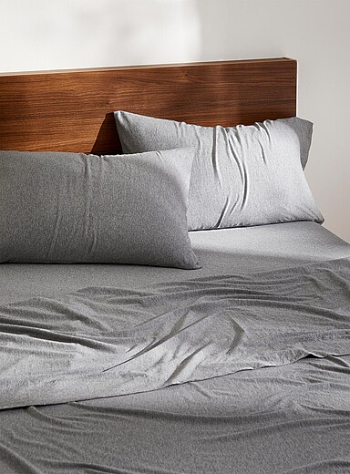 Simons Maison: Le drap jersey pur coton biologique Pour matelas jusqu'&agrave; 16 po Gris ardoise