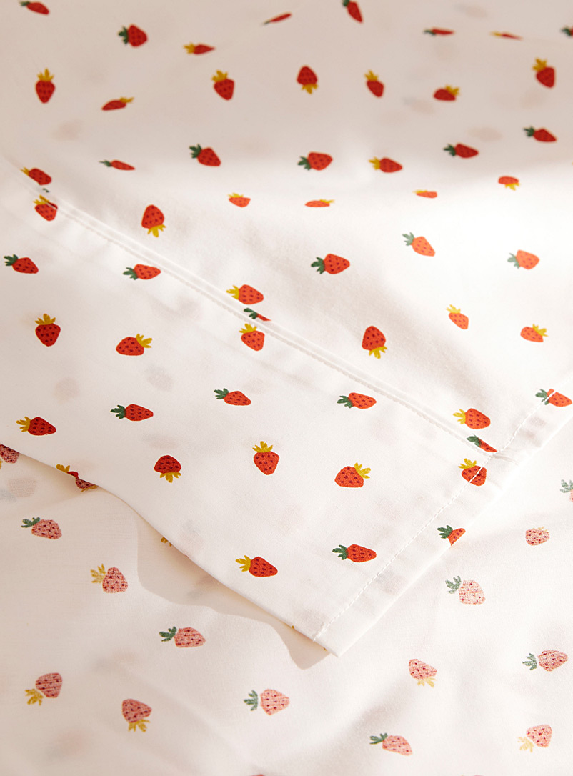 Simons Maison Patterned White Small strawberries percale plus sheet 200-thread-count Fits mattresses up to 15 in