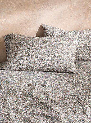 Flowers and clovers percale plus sheet 200-thread-count Fits mattresses up to 16 in