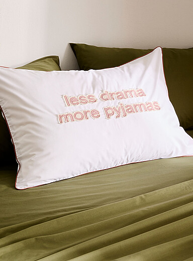 La taie d'oreiller brod&eacute;e Less drama more pyjamas