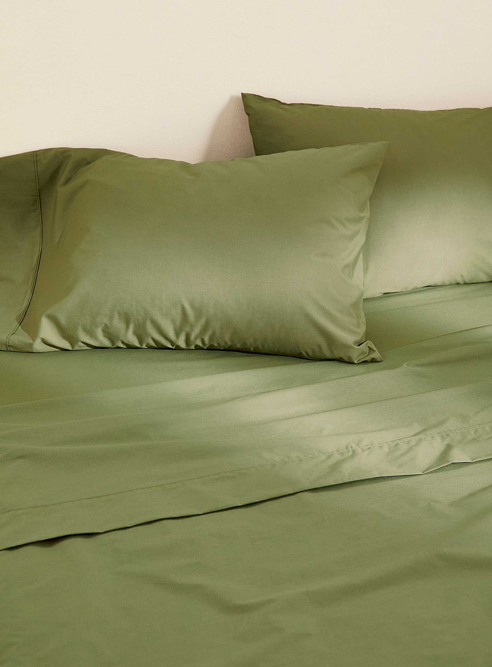Simons Maison Percale Plus 200-thread-count Sheet Fits Mattresses Up To 15 In In Green