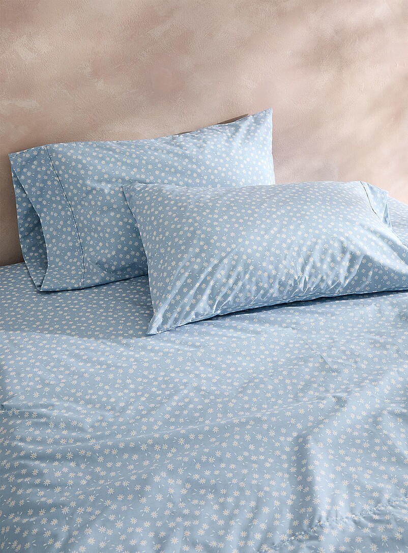 Small daisies percale plus sheet 200-thread-count Fits mattresses up to 16 in product image (primary)