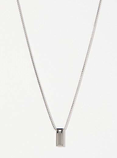 Le collier pendentif rectangle g&eacute;o
