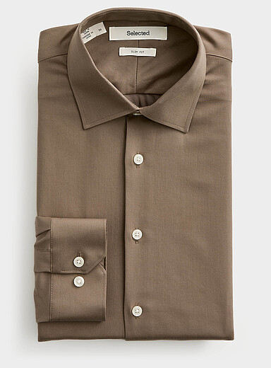 Selected: La chemise Performance unie <b>Coupe ajust&eacute;e</b> Brun pour homme