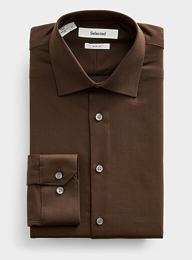 La chemise Performance unie <b>Coupe ajust&eacute;e</b>