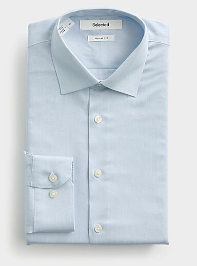 La chemise Performance &eacute;pur&eacute;e <b>Coupe r&eacute;guli&egrave;re</b>