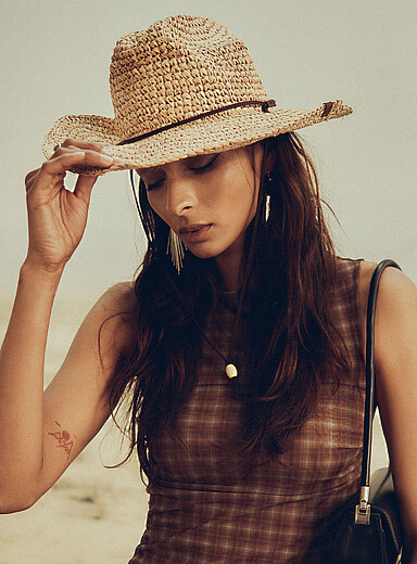 Le chapeau western paille tiss&eacute;e cordon su&eacute;d&eacute;