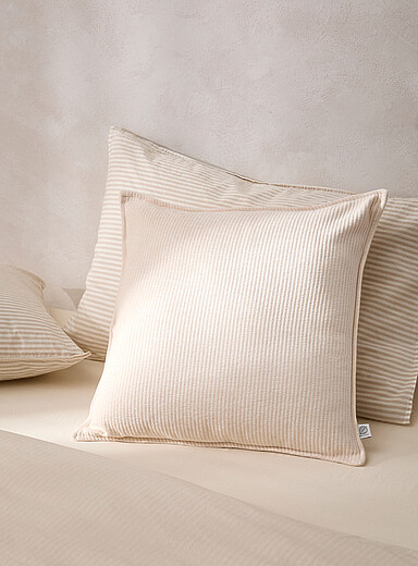 Le coussin d&eacute;houssable tricot chenille c&ocirc;tel&eacute; 50 x 50 cm