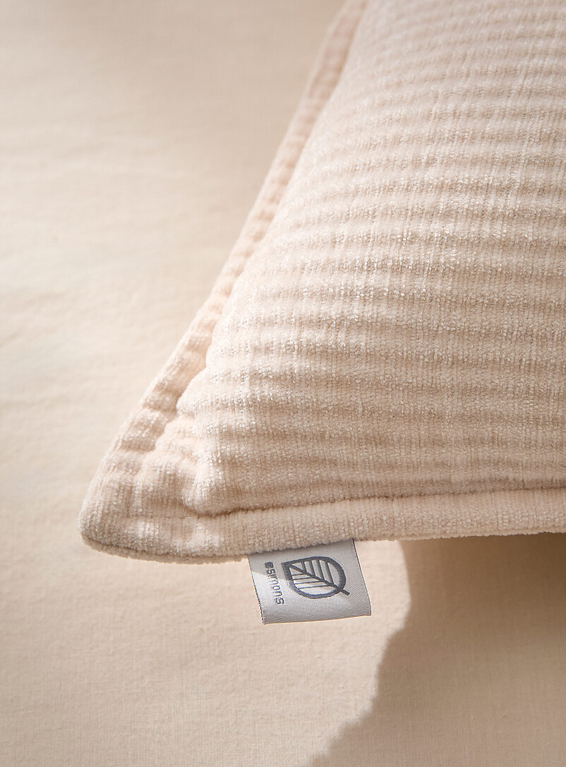 Simons Maison: Le coussin capitonn&eacute; tricot chenille c&ocirc;tel&eacute; 30 x 55 cm Blanc cass&eacute;