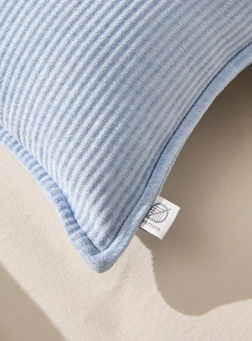 Simons Maison: Le coussin d&eacute;houssable rectangulaire tricot chenille c&ocirc;tel&eacute; 30 x 90 cm Bleu p&acirc;le - Bleu ciel