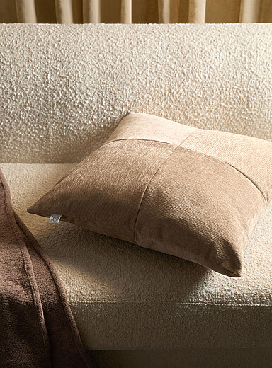 Le coussin d&eacute;houssable damier de velours c&ocirc;tel&eacute; 50 x 50 cm