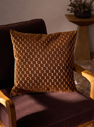 Le coussin d&eacute;houssable pastilles velout&eacute;es 50 x 50 cm