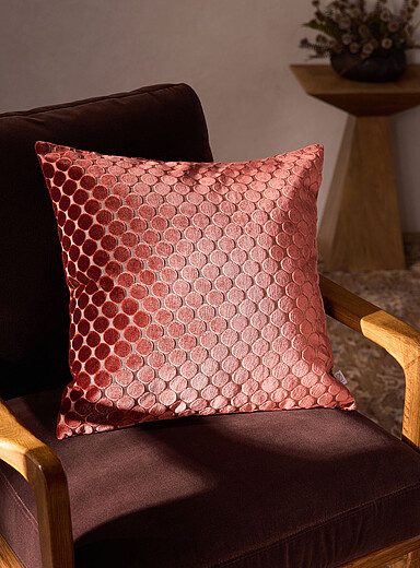 Le coussin d&eacute;houssable pastilles velout&eacute;es 50 x 50 cm