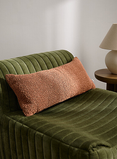 Le coussin d&eacute;houssable boucl&eacute; brun cuivre 30 x 70 cm