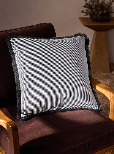 Le coussin velout&eacute; fines rayures et franges 50 x 50 cm