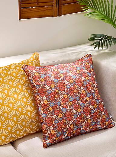 Le coussin d'ext&eacute;rieur d&eacute;houssable fleurs estivales 50 x 50 cm <b>Collection exclusive Vivre dehors</b>