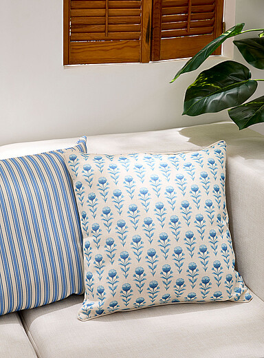 Le coussin d'ext&eacute;rieur d&eacute;houssable fleurs bleues 50 x 50 cm <b>Collection exclusive Vivre dehors</b>