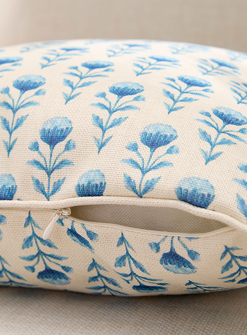 Simons Maison: Le coussin d'ext&eacute;rieur d&eacute;houssable fleurs bleues 50 x 50 cm <b>Collection exclusive Vivre dehors</b> Bleu &agrave; motifs