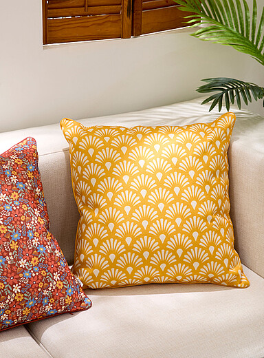 Vibrant yellow removable-cover outdoor cushion 50 x 50 cm <b>Live Outside exclusive collection</b>
