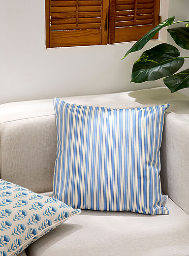 Le coussin d'ext&eacute;rieur d&eacute;houssable rayures bleues 50 x 50 cm <b>Collection exclusive Vivre dehors</b>