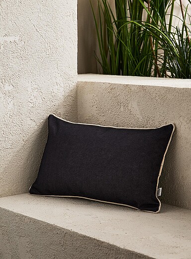 Le coussin d'ext&eacute;rieur d&eacute;houssable bordure passepoil&eacute;e 30 x 50 cm <b>Collection exclusive Vivre dehors</b>